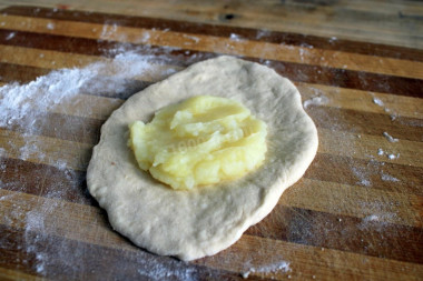 Пышные дрожжевые пирожки в духовке