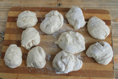 Пышные дрожжевые пирожки в духовке