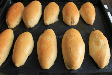 Пышные дрожжевые пирожки в духовке