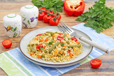 Рис с овощами и курицей на сковороде