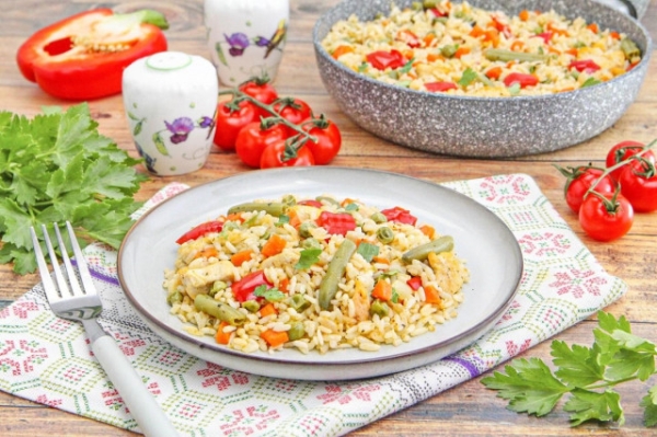 Рис с овощами и курицей на сковороде