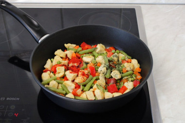 Рис с овощами и курицей на сковороде