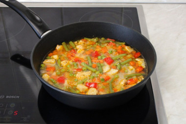 Рис с овощами и курицей на сковороде