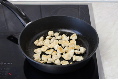 Рис с овощами и курицей на сковороде