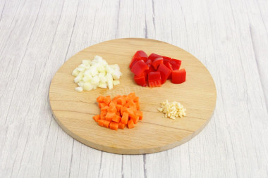 Рис с овощами и курицей на сковороде