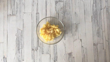 Салат ананасы с сыром и чесноком