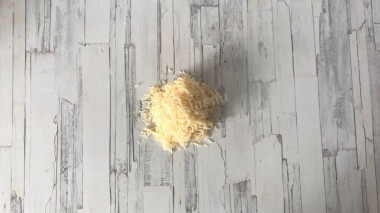 Салат ананасы с сыром и чесноком