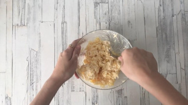 Салат ананасы с сыром и чесноком