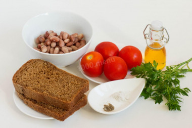 Салат с фасолью и помидорами