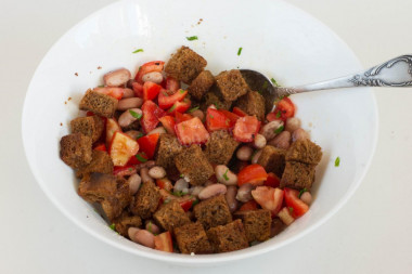 Салат с фасолью и помидорами