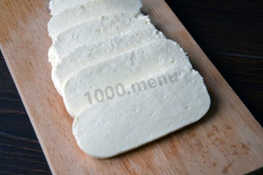 Салат с жареным адыгейским сыром и помидорами