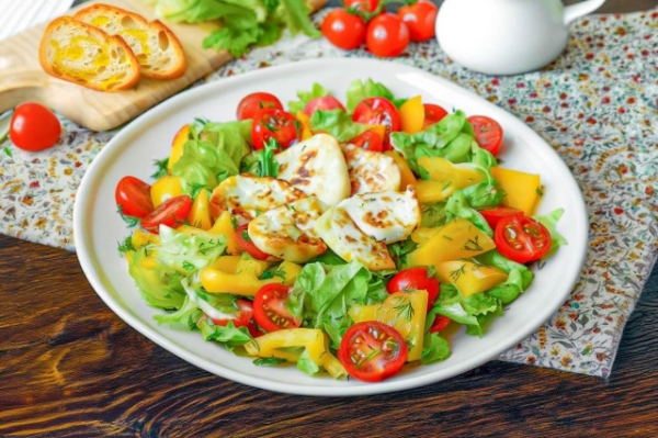 Салат с жареным адыгейским сыром и помидорами