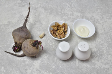 Салат свекла с чесноком и грецким орехом