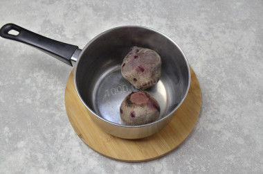 Салат свекла с чесноком и грецким орехом