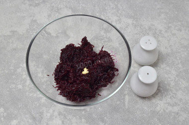 Салат свекла с чесноком и грецким орехом