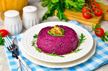 Салат свекла с чесноком и грецким орехом