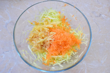 Салат витаминный из капусты и моркови и яблока без уксуса