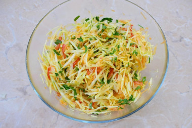 Салат витаминный из капусты и моркови и яблока без уксуса