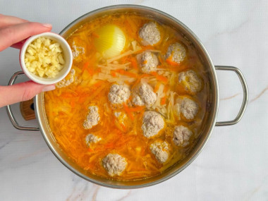 Щи с фрикадельками