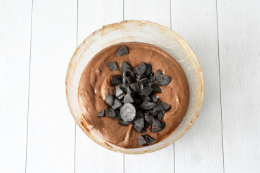 Шоколадный пирог с вишней