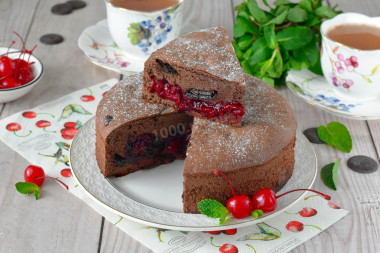 Шоколадный пирог с вишней