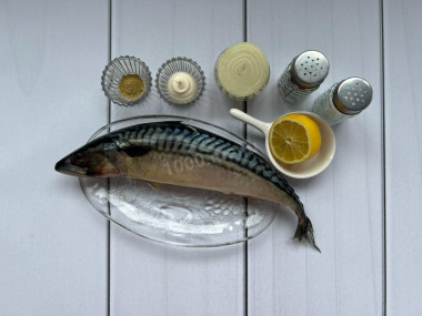 Скумбрия с майонезом и луком в духовке