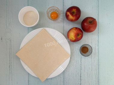 Слойки с яблоком и корицей