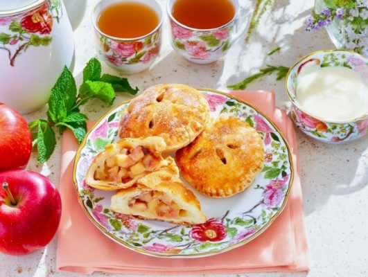 Слойки с яблоком и корицей