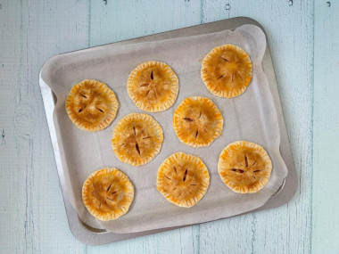 Слойки с яблоком и корицей