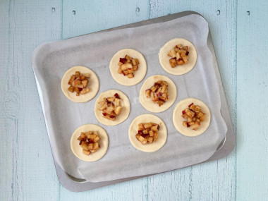 Слойки с яблоком и корицей