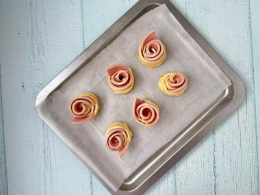 Слойки с колбасой из слоеного теста