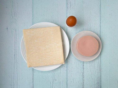 Слойки с колбасой из слоеного теста