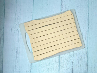 Слойки с колбасой из слоеного теста