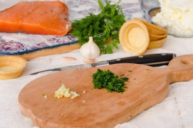 Тарталетки с семгой и сыром