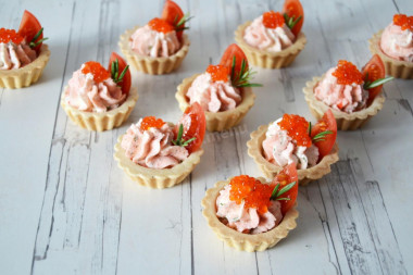 Тарталетки с сыром и чесноком с крабовыми палочками