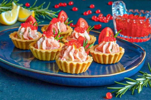 Тарталетки с сыром и чесноком с крабовыми палочками