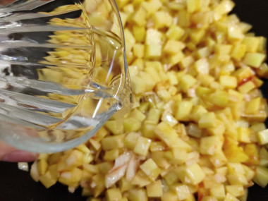 Тушеная картошка на сковороде без мяса