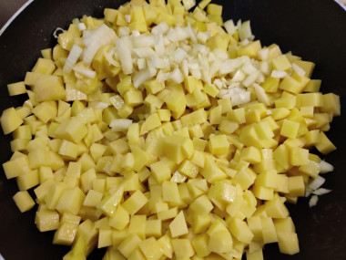 Тушеная картошка на сковороде без мяса