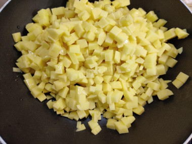 Тушеная картошка на сковороде без мяса