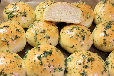 Украинские пампушки с чесноком к борщу в духовке на дрожжах