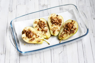 Запеченная груша в духовке с медом и орехами