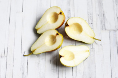 Запеченная груша в духовке с медом и орехами