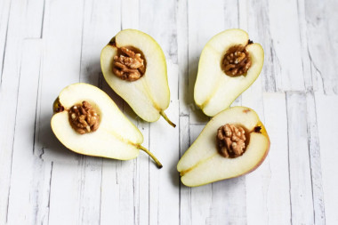 Запеченная груша в духовке с медом и орехами