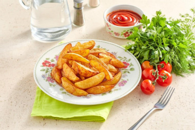 Жареная картошка с золотистой корочкой на сковороде