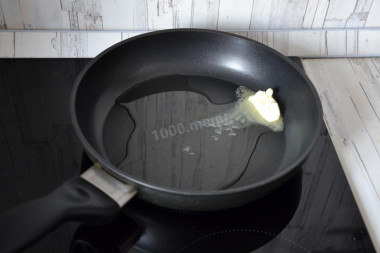 Жареная картошка с золотистой корочкой на сковороде