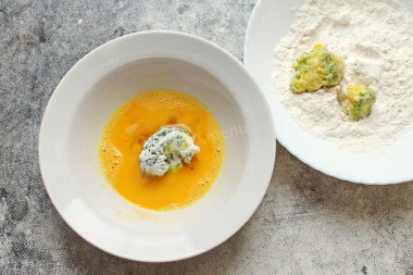 Брокколи в кляре на сковороде