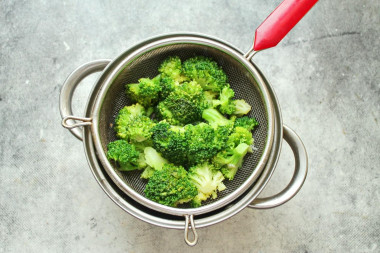 Брокколи в кляре на сковороде