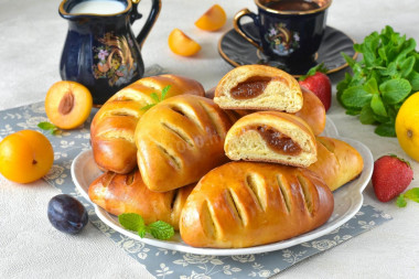 Булочки с повидлом из дрожжевого теста в духовке