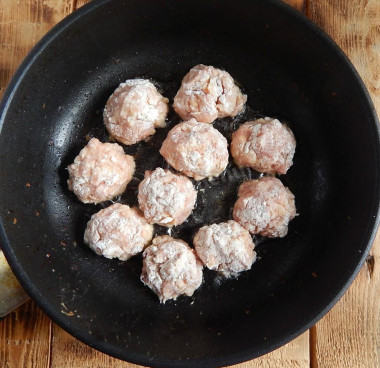 Фрикадельки в томатном соусе на сковороде