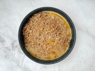 Гречка с яйцом на сковороде